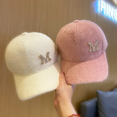 Női alkalmi pehelysapka napellenzővel és fém elemmel