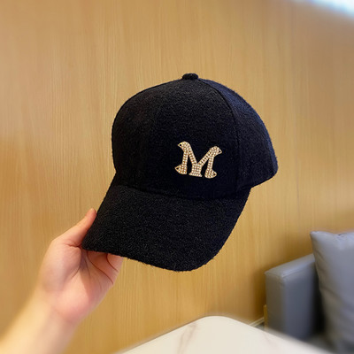 Női alkalmi pehelysapka napellenzővel és fém elemmel