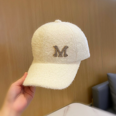 Női alkalmi pehelysapka napellenzővel és fém elemmel