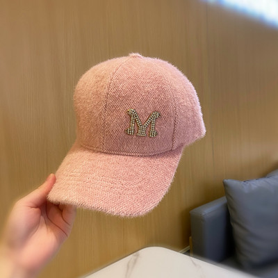 Női alkalmi pehelysapka napellenzővel és fém elemmel