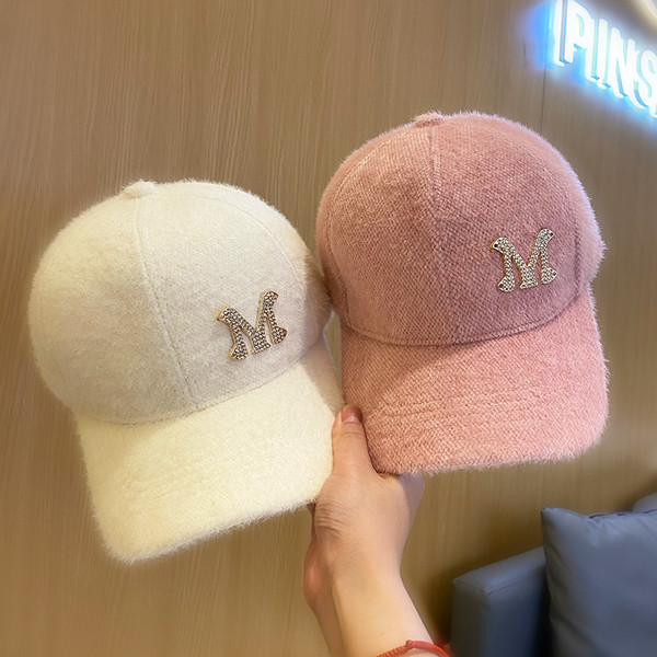 Női alkalmi pehelysapka napellenzővel és fém elemmel