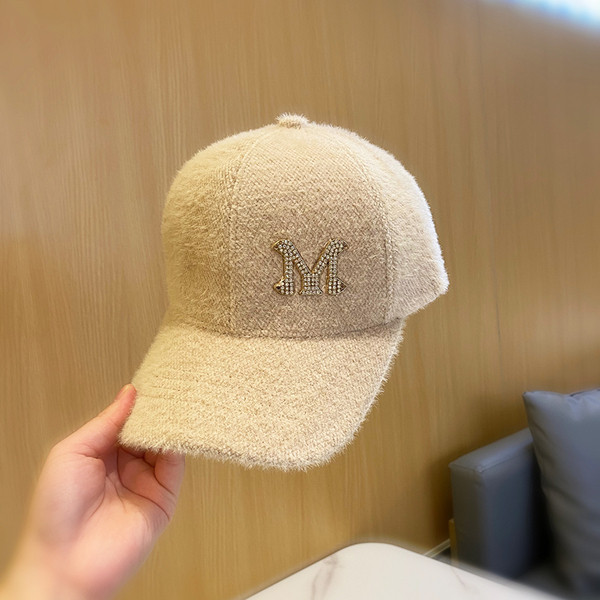 Női alkalmi pehelysapka napellenzővel és fém elemmel