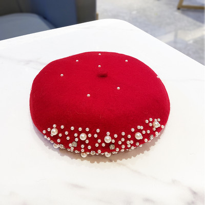 Moderan ženski šešir s biserima - tip beretke