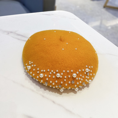 Moderan ženski šešir s biserima - tip beretke