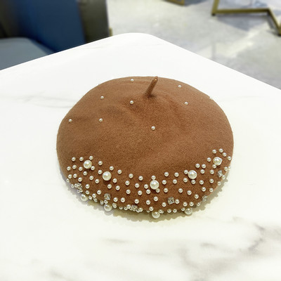 Moderan ženski šešir s biserima - tip beretke