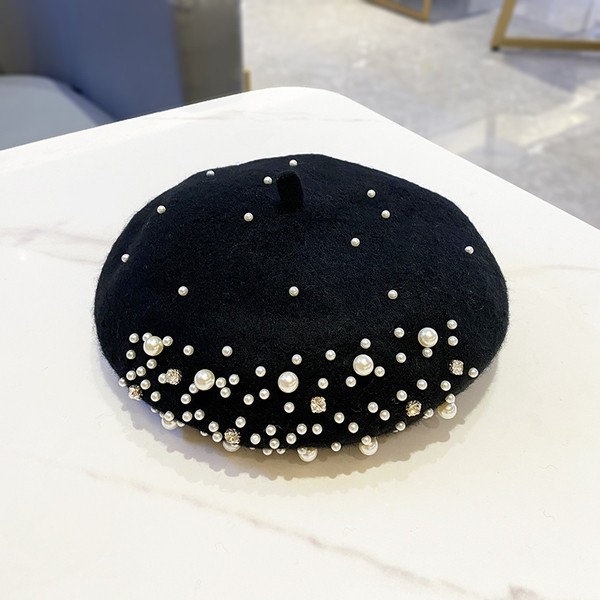 Moderan ženski šešir s biserima - tip beretke