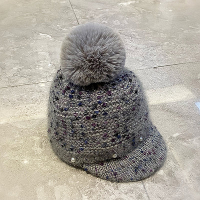 Γυναικείο πλεκτό καπέλο με πούπουλα και πέρλες