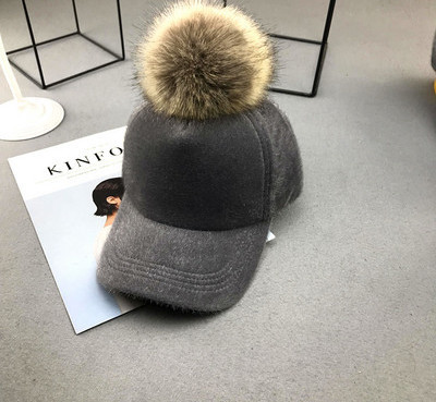 Γυναικείο χειμερινό καπέλο με φούντα 