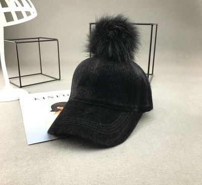 Új modell női sapka pomponnal és napellenzővel