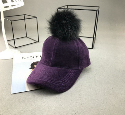 Új modell női sapka pomponnal és napellenzővel