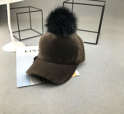 Új modell női sapka pomponnal és napellenzővel