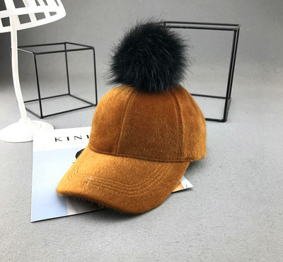 Új modell női sapka pomponnal és napellenzővel