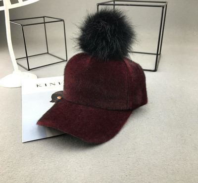 Új modell női sapka pomponnal és napellenzővel