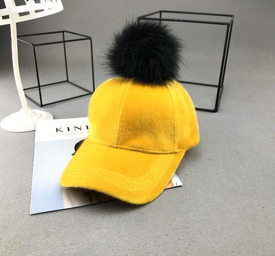 Új modell női sapka pomponnal és napellenzővel