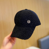 Női alkalmi sapka fém díszítéssel