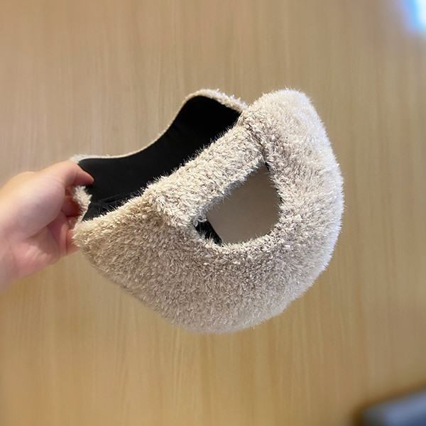 Női alkalmi sapka fém díszítéssel