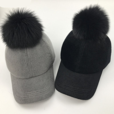 Modern női téli sapka tollal és napellenzővel