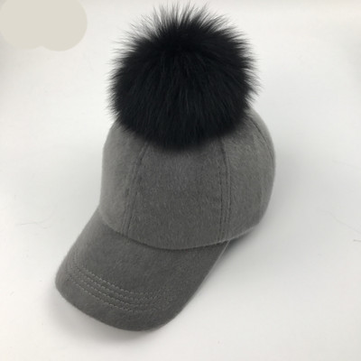 Modern női téli sapka tollal és napellenzővel