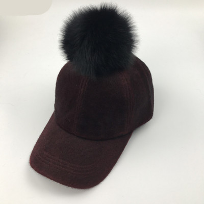 Modern női téli sapka tollal és napellenzővel
