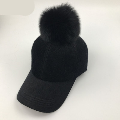 Modern női téli sapka tollal és napellenzővel