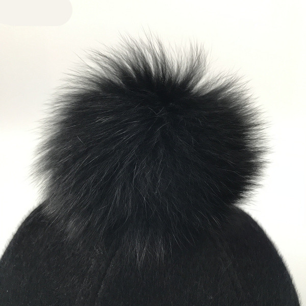 Modern női téli sapka tollal és napellenzővel