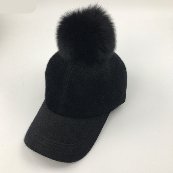 Modern női téli sapka tollal és napellenzővel