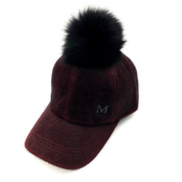 Modern női téli sapka tollal és napellenzővel