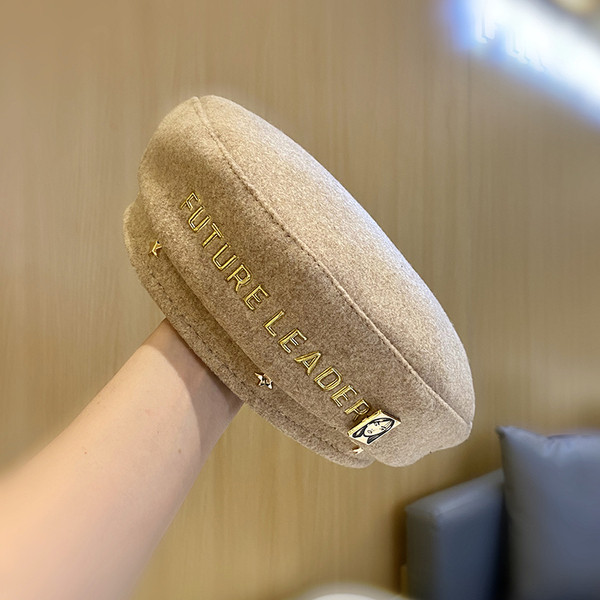 Καθημερινό γυναικείο καπέλο κατάλληλο για το φθινόπωρο και το χειμώνα