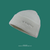 Őszi kötött sapka hímzéssel