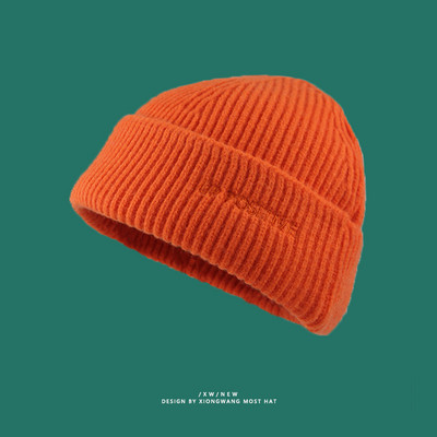 Őszi kötött sapka hímzéssel