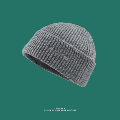 Őszi kötött sapka hímzéssel