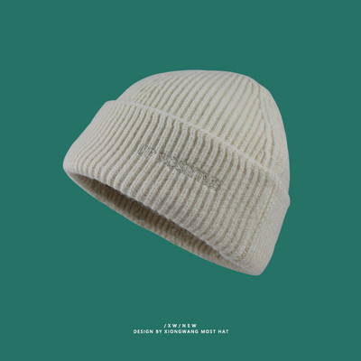 Őszi kötött sapka hímzéssel