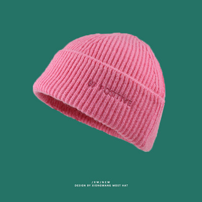 Őszi kötött sapka hímzéssel