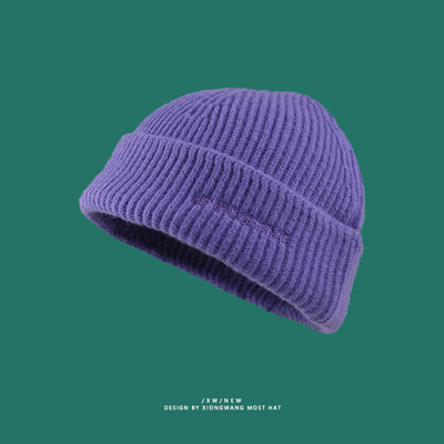 Őszi kötött sapka hímzéssel