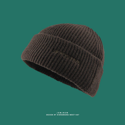 Őszi kötött sapka hímzéssel