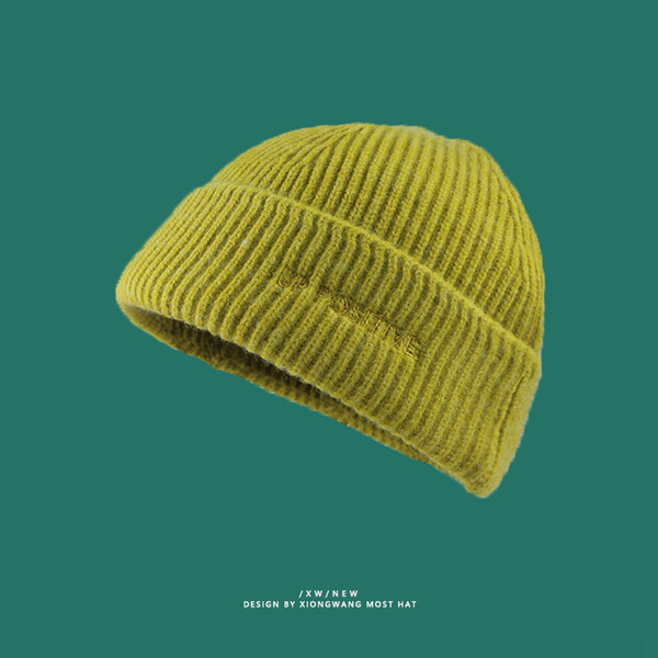 Őszi kötött sapka hímzéssel