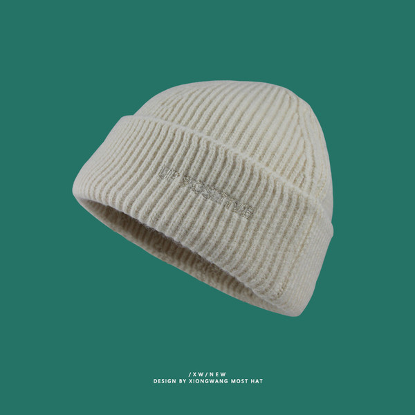 Őszi kötött sapka hímzéssel