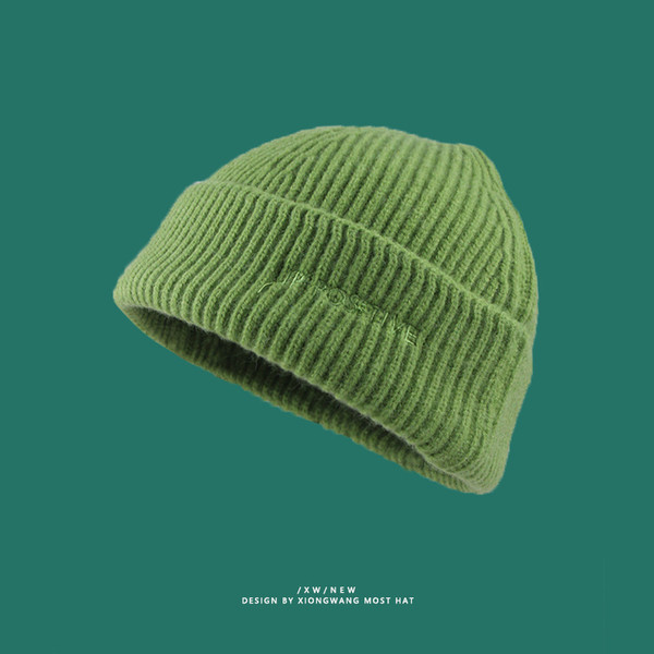 Őszi kötött sapka hímzéssel