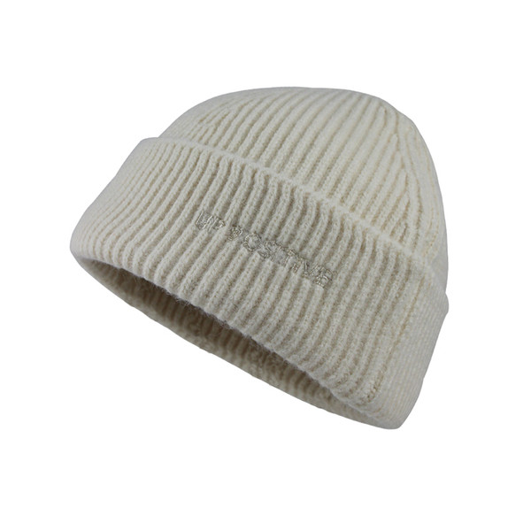 Őszi kötött sapka hímzéssel