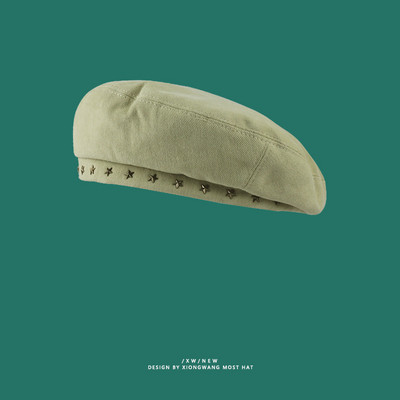 Γυναικείο καπέλο τύπου μπερέ με μεταλλική διακόσμηση