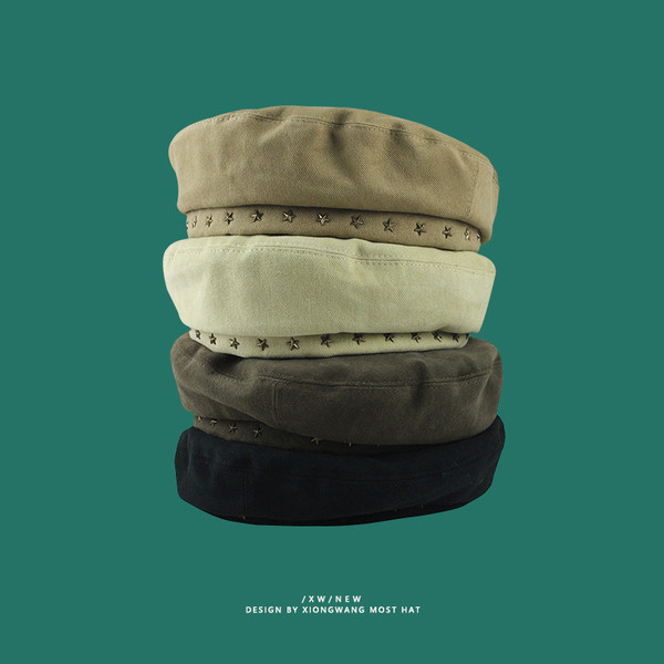 Γυναικείο καπέλο τύπου μπερέ με μεταλλική διακόσμηση