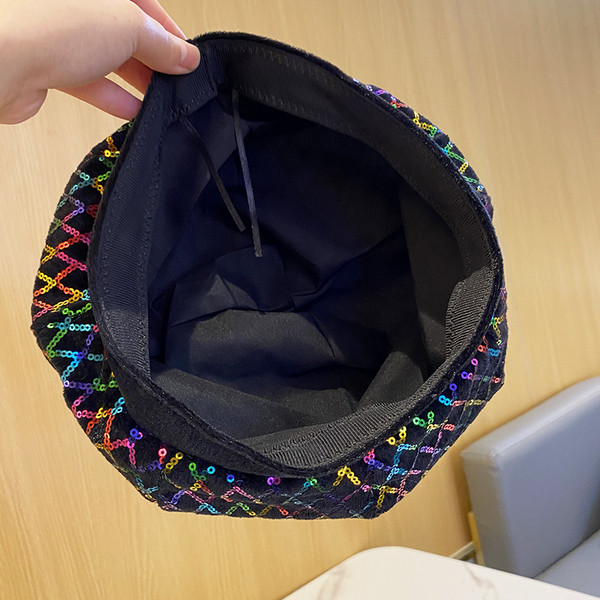 Női alkalmi sapka flitterekkel, több színben