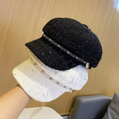 Alkalmi női sapka fém lánccal és napellenzővel