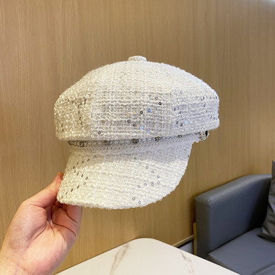 Alkalmi női sapka fém lánccal és napellenzővel