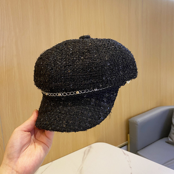 Alkalmi női sapka fém lánccal és napellenzővel