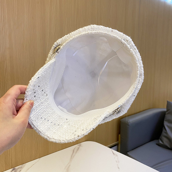 Alkalmi női sapka fém lánccal és napellenzővel