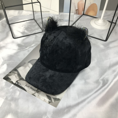 Μοντέρνο γυναικείο καπέλο με τρισδιάστατο στοιχείο, διακοσμιτικές πέτρες και γούνα