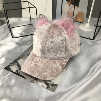 Μοντέρνο γυναικείο καπέλο με τρισδιάστατο στοιχείο, διακοσμιτικές πέτρες και γούνα