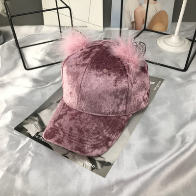 Μοντέρνο γυναικείο καπέλο με τρισδιάστατο στοιχείο, διακοσμιτικές πέτρες και γούνα