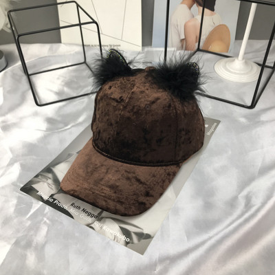 Μοντέρνο γυναικείο καπέλο με τρισδιάστατο στοιχείο, διακοσμιτικές πέτρες και γούνα